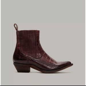 ISO Frye Sacha boots in Blackberry!